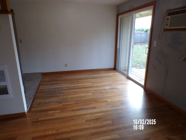 Building Photo - Charming home edge of Corvallis, close to ...