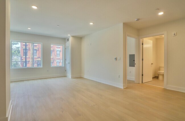 Building Photo - 303 Madison St