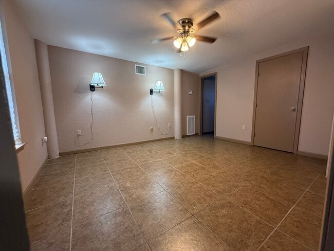 Building Photo - NEW ON MARKET (PRICE DROP!)