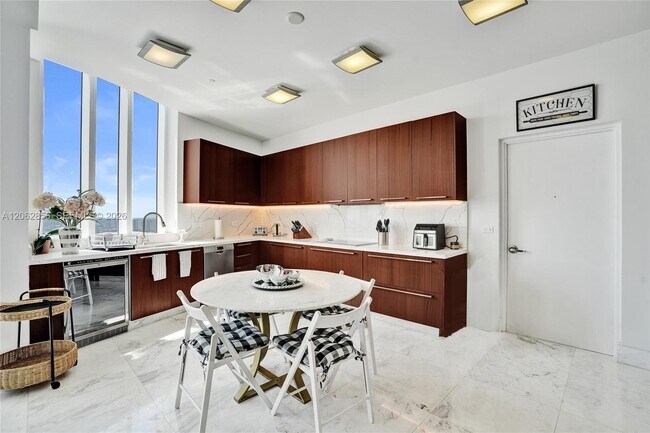 Building Photo - 16001 Collins Ave
