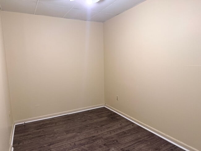 Building Photo - 560 Manor St