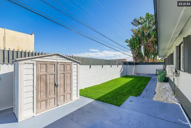 Building Photo - 865 W 72nd Pl