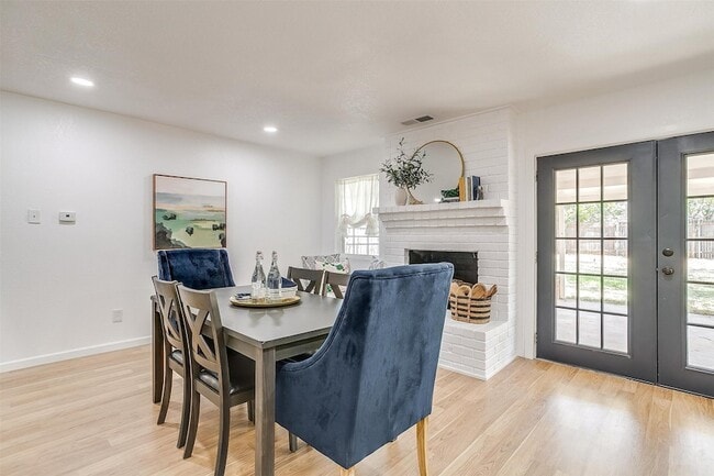 Building Photo - 1701 Larkspur Dr