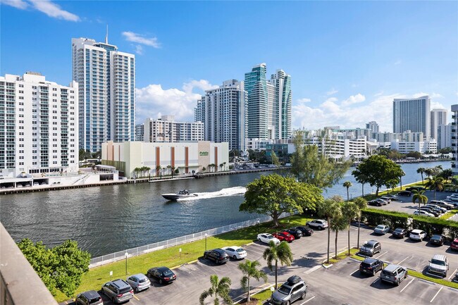 Building Photo - 800 Parkview Dr