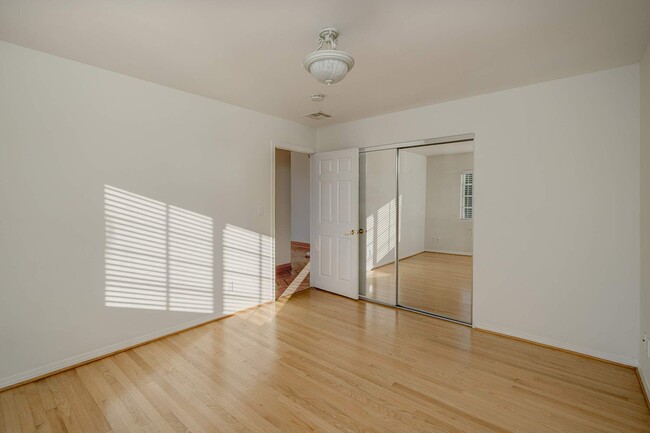 Building Photo - 4356 Kingswell Ave