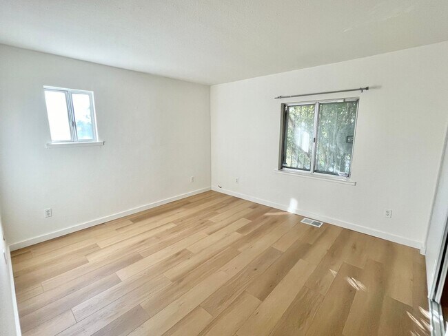 Building Photo - Bernal Heights 2Br House with Skylights, V...