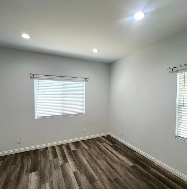 Building Photo - 1830 W Bernardy Pl