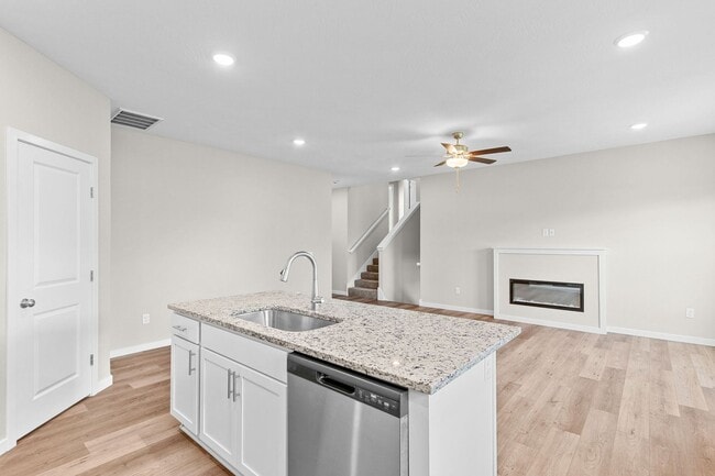 Building Photo - Beautiful Split Level 5 Bedroom Home - Hills of Olde Savannah