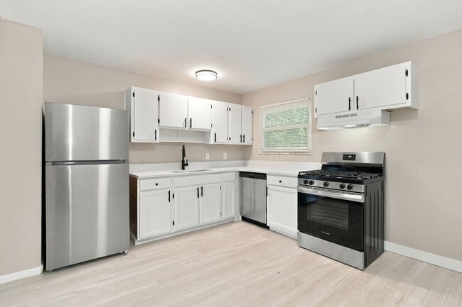 Building Photo - 5233 Fullerton Dr