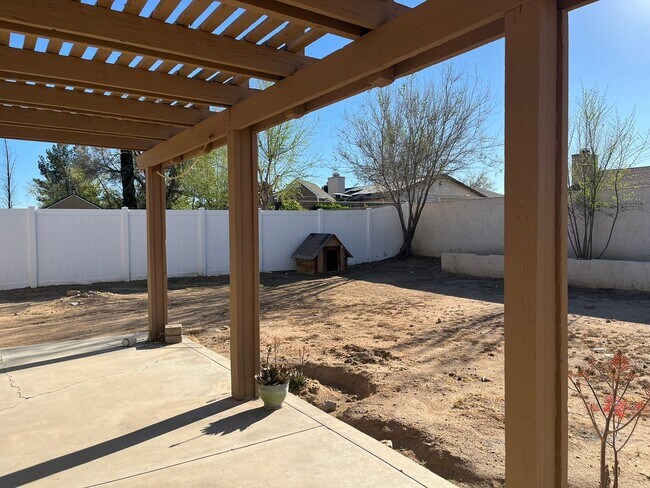 Building Photo - 4 Bedrooms 2 Bathroom home available in Victorville!!