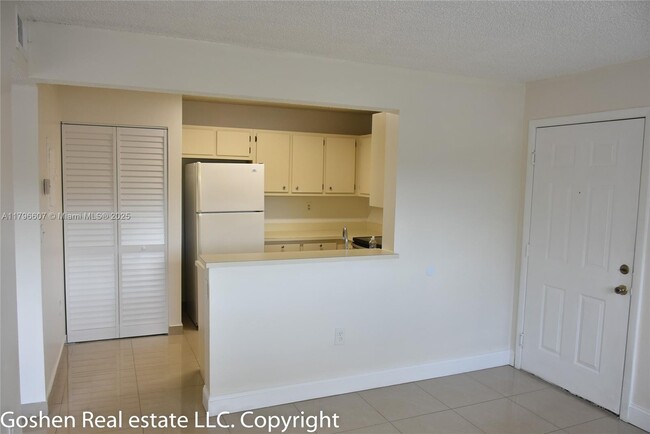 Building Photo - 351 Palm Way