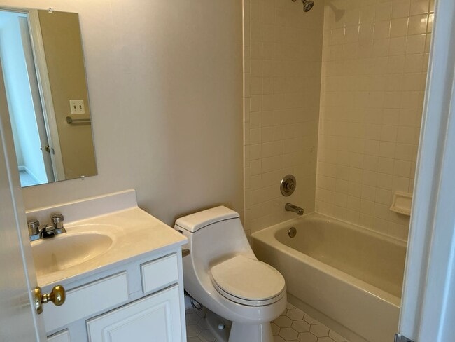 Building Photo - Spacious and Gracious, Close to EVERYTHING!