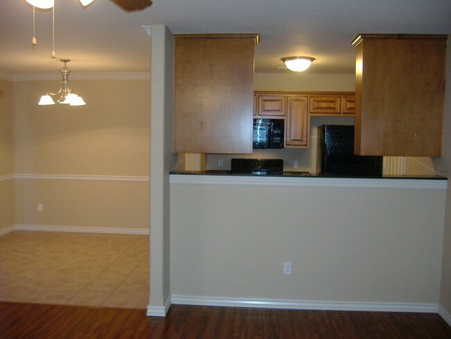 Building Photo - ***898 Oakwood***