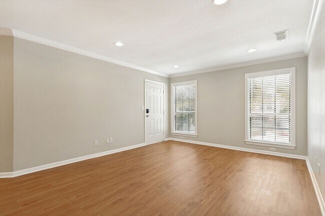Building Photo - GROUND-FLOOR 2-BEDROOM ALAMO HEIGHTS CONDOMINIUM