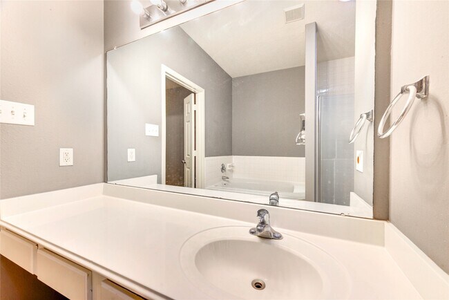 Building Photo - 2931 Meadowglen Cove