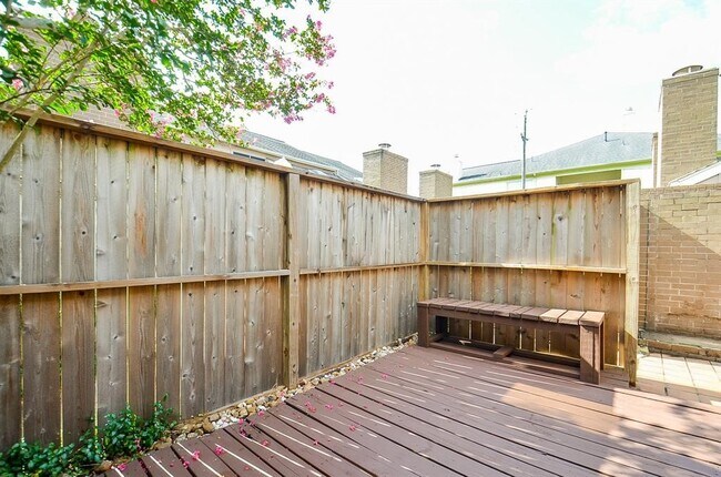 Building Photo - 13859 Hollowgreen Dr