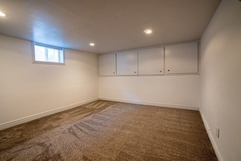 Building Photo - 1061 E 800 S