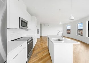 Building Photo - 175 W 7th St