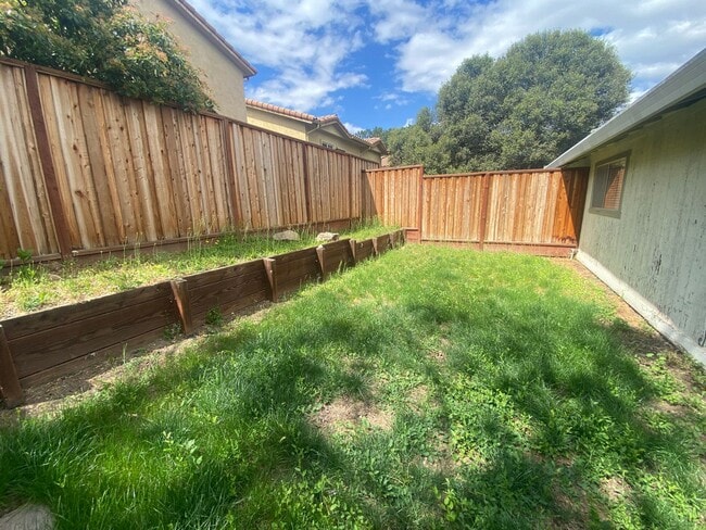 Building Photo - 2 Bedroom 2 Bathroom Updated Duplex with Y...