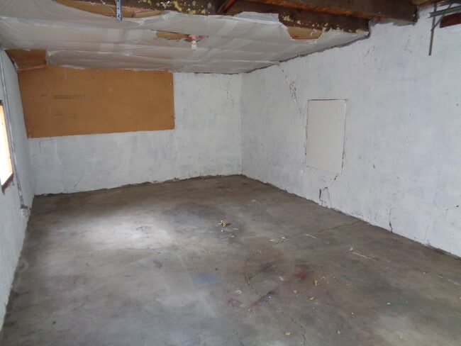 Building Photo - 2 Bedroom House with One Car Garage Near D...
