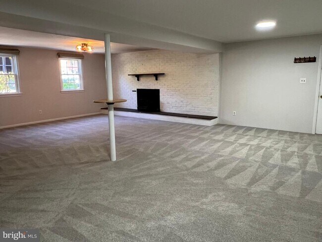 Building Photo - 8711 Braeburn Dr