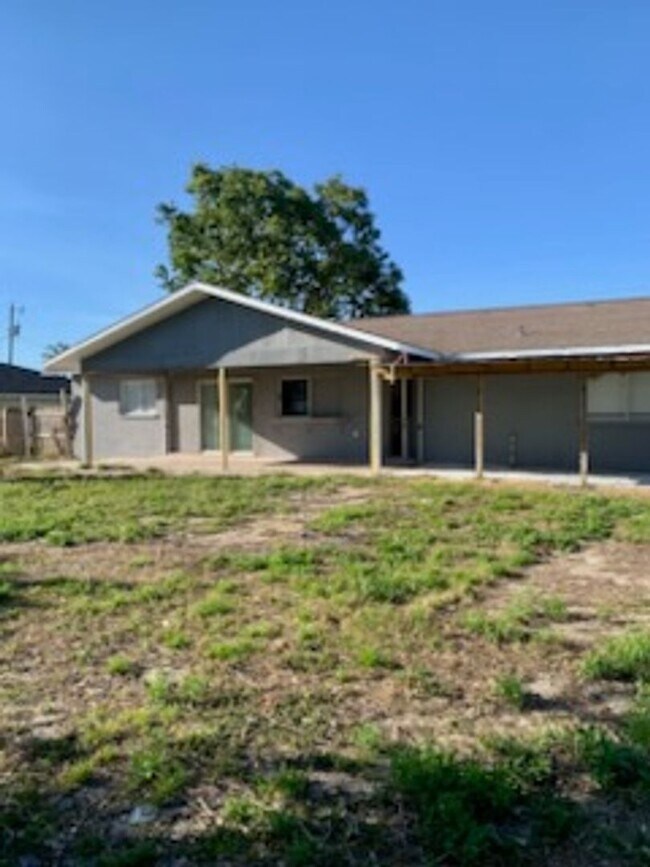 Building Photo - Priced to Rent 3/2