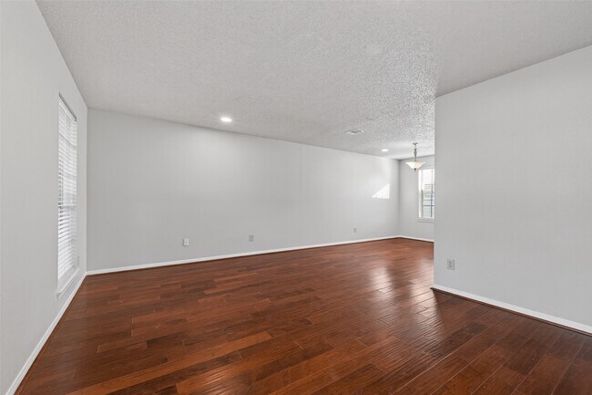 Building Photo - 21215 Park Bluff Dr