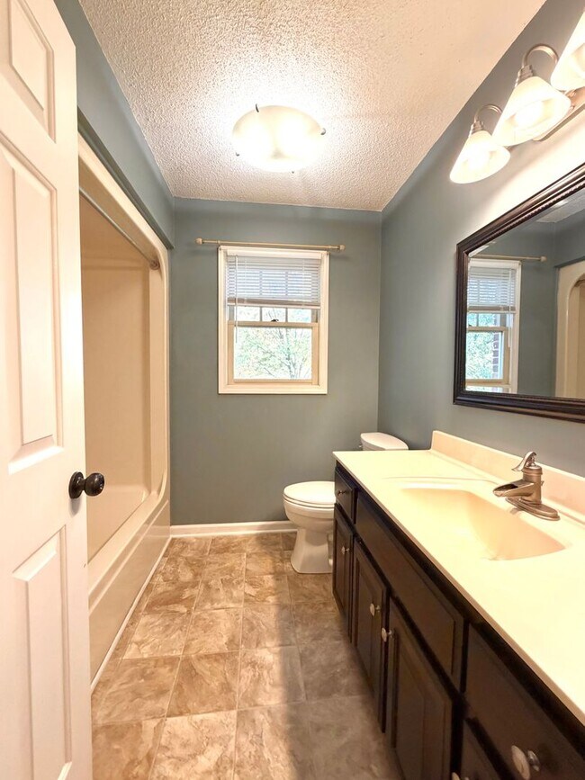 Building Photo - 1402 E Rhett Butler Rd