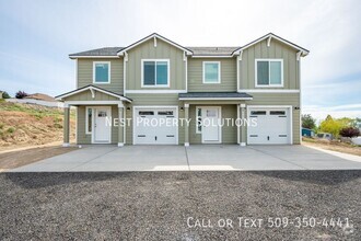 Building Photo - 3 Bed, 2.5 Bath Duplex in Royal City, WA