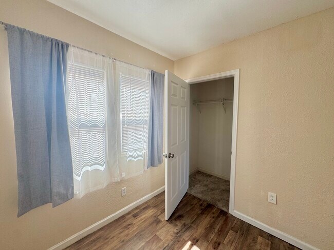 Building Photo - 611 Sheridan St