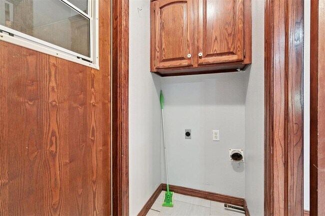 Building Photo - 805 Arlington Dr