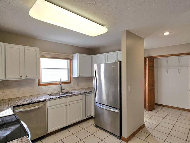 Building Photo - 2802 Cronin Dr