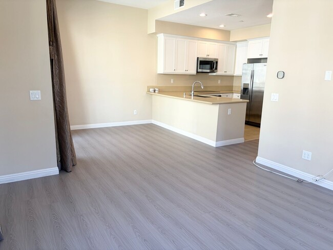 Building Photo - Stylish 3-Story Townhome with Balcony & Open-Concept Living