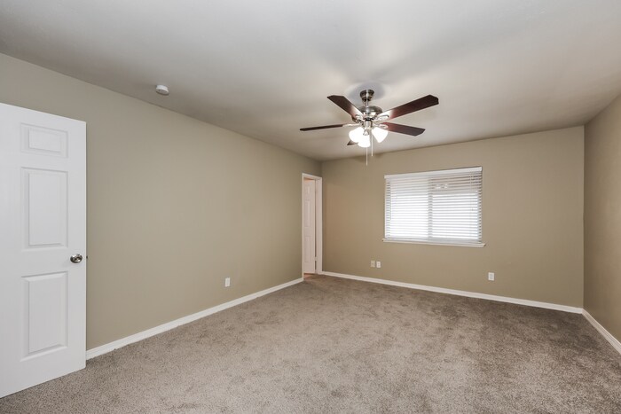 Building Photo - 404 Woodcrest Way