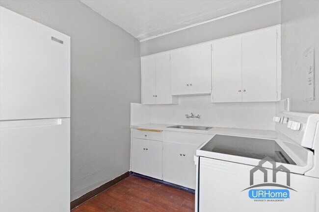 Building Photo - Charming Portland Studio – Prime Walkable Location, $1,100