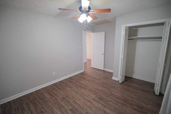 Building Photo - 3027 Oak Hammock Ln