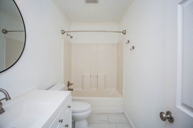 Building Photo - Move-In Ready! Stunning Home with Modern U...