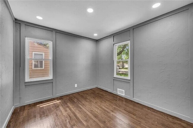 Building Photo - 114 N Emma St