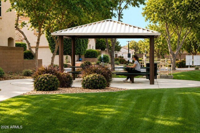 Building Photo - 8773 W Dahlia Dr