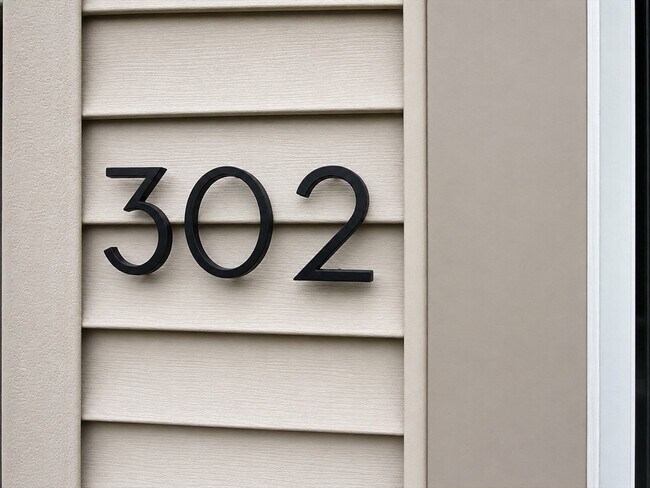 Building Photo - 302 Pine St