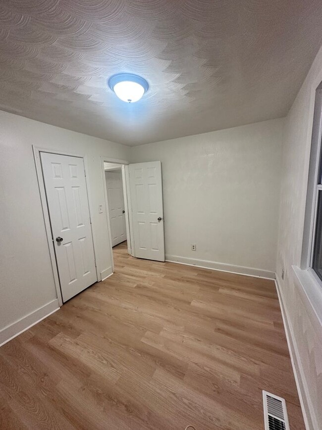 Building Photo - Fully renovated Cape Cod house!