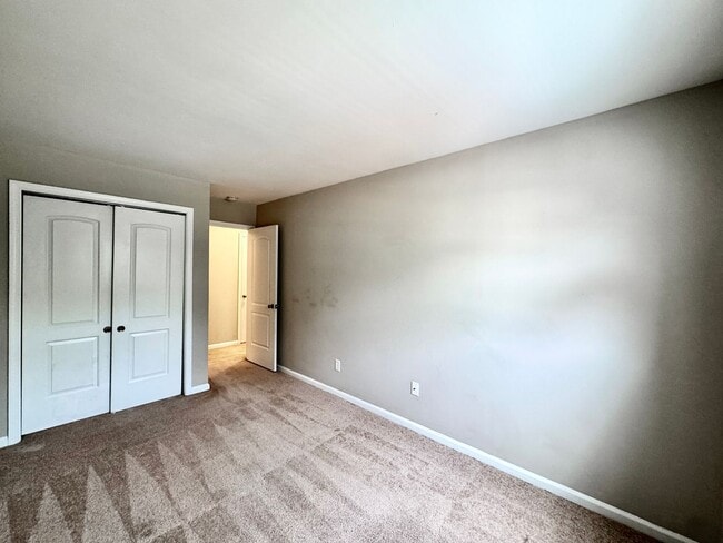 Building Photo - Great Neck Townhome Available NOW! Neutral...