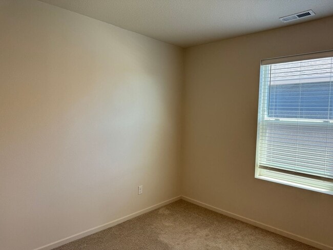 Building Photo - 4 bedroom 2.5 bathrooms in the beautiful M...