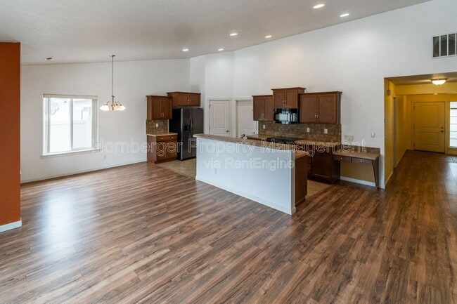 Building Photo - 1807 E Vanetta Ave