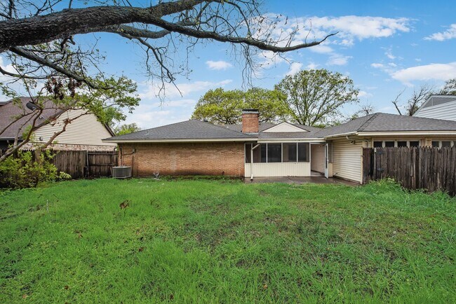 Building Photo - **Modern Elegance Meets Prime Location in Farmers Branch**