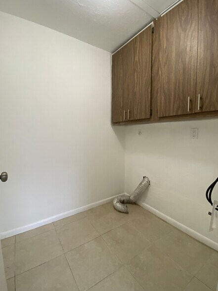 Building Photo - 513 SE 24th Ave