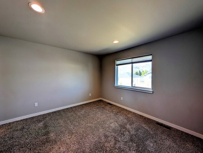 Building Photo - ** MOVE-IN SPECIAL** Charming 3-Bed, 2-Bath Home w/ Fenced Yard & W/D!