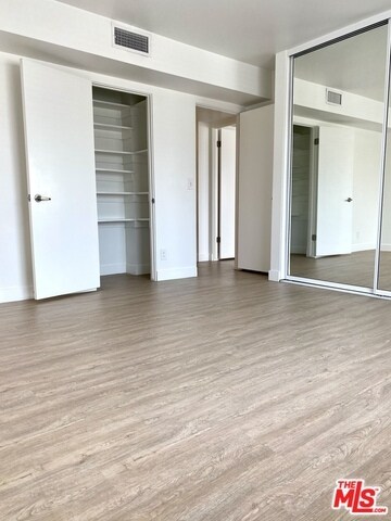 Building Photo - 435 N Oakhurst Dr