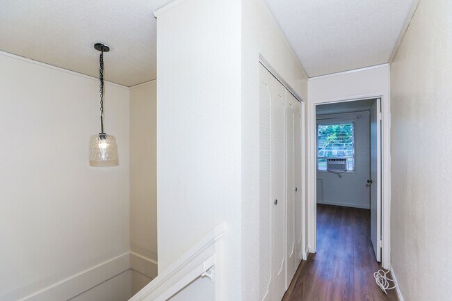 Building Photo - Ridgeway - Renovated two story, 2 bedroom, 1 bath with 1 uncovered parking stall