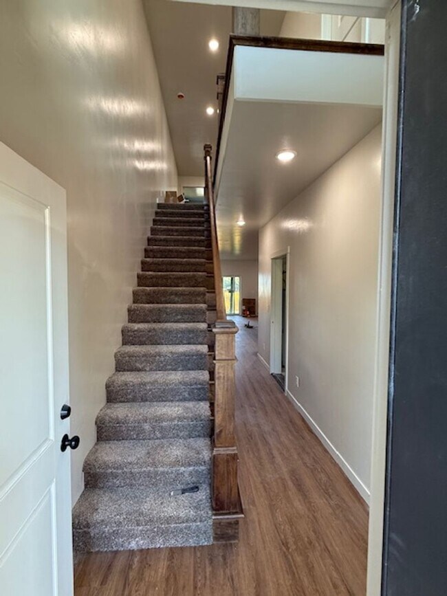 Building Photo - 504 S 5th St